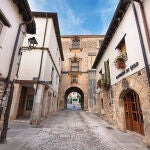 Una de las calles empedradas de Covarrubias