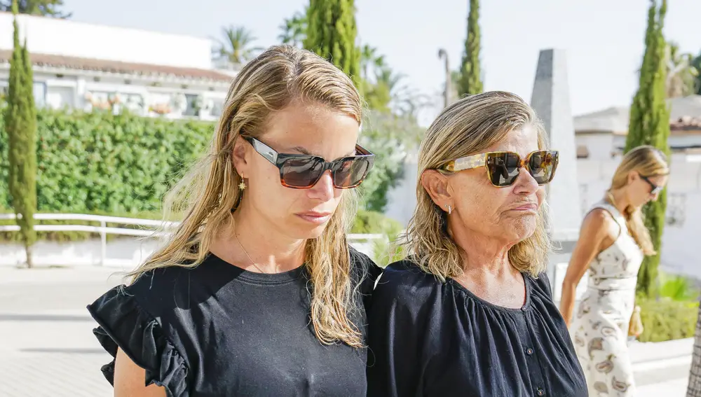 Carla Goyanes y Cari Lapique en el tanatorio de Carlos Goyanes