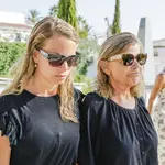 Carla Goyanes y Cari Lapique en el tanatorio de Carlos Goyanes