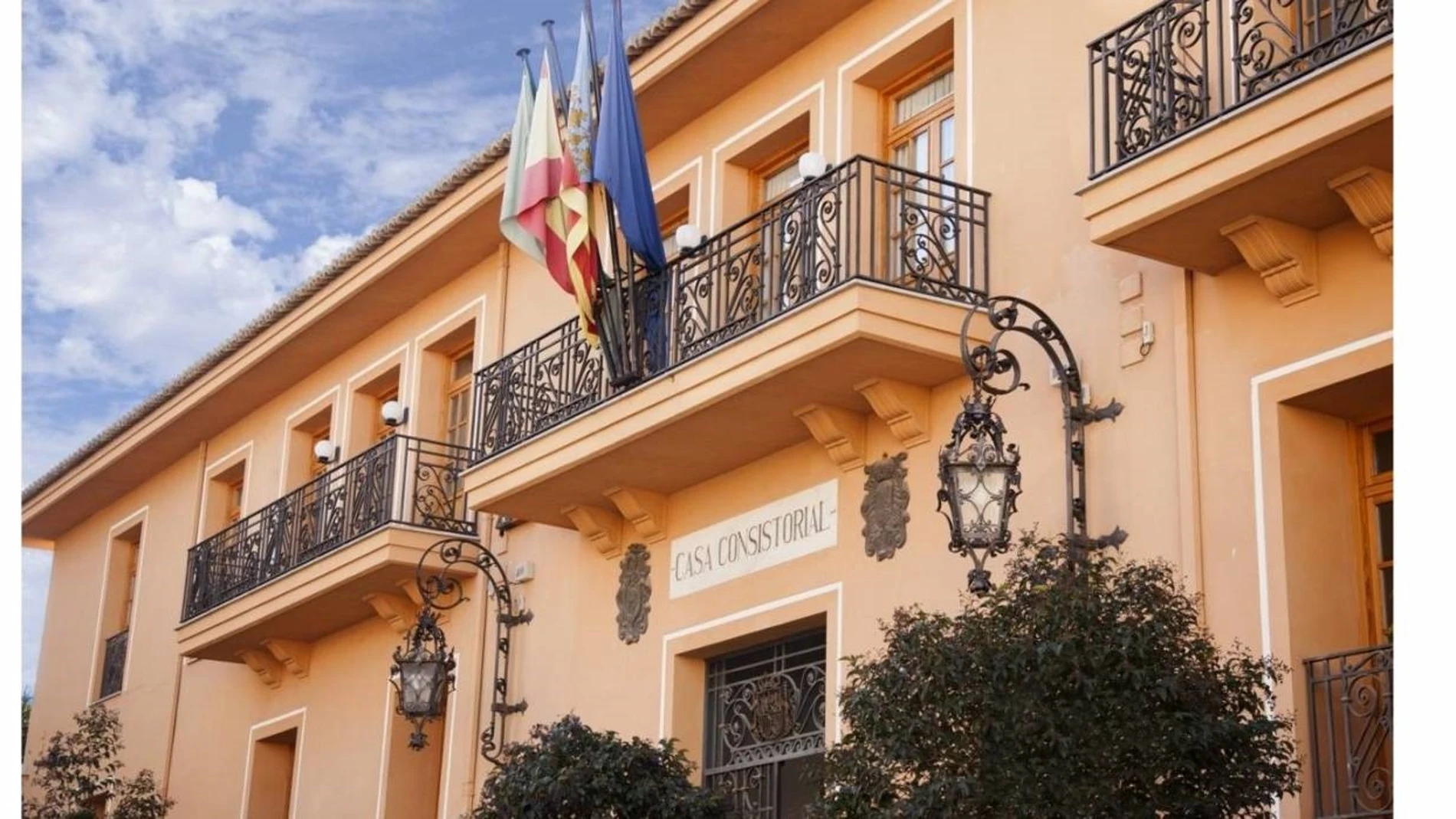 Imagen de archivo de la fachada del Ayuntamiento de Requena (Valencia) ELSINDIC 07/08/2024