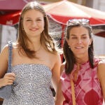 La Princesa Leonor y la Reina Letizia paseando por Mallorca. 