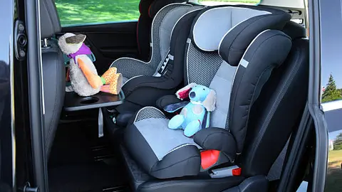 Dos sillas infantiles en el interior de un coche