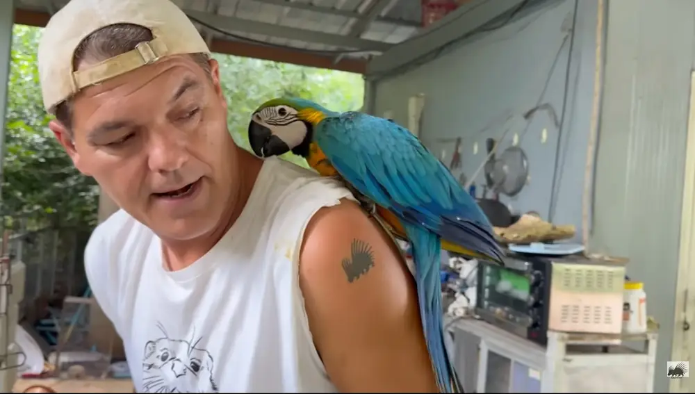 Frank Cuesta durante su día a día en el santuario