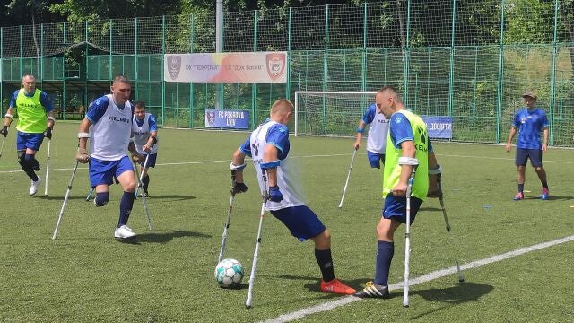 Varios ucranianos heridos en la guerra en un partido de fútbol
