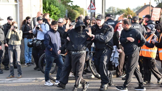 Reino Unido despliega a 6.000 policías ante la convocatoria de un centenar de manifestaciones frente a centros de inmigrantes