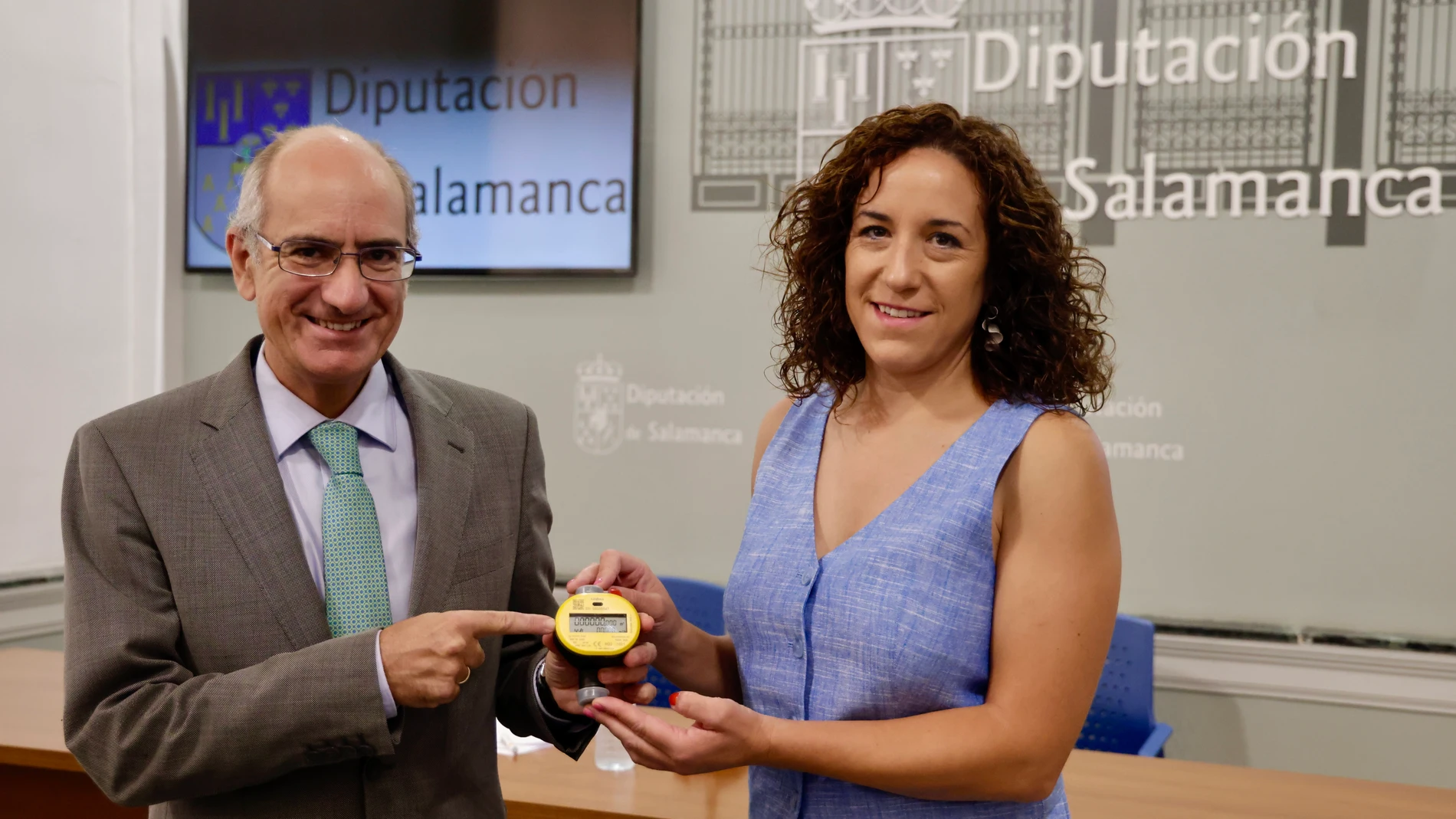 El presidente de la Diputación de Salamanca, Javier Iglesias, presente el caudalímetro junto a la diputada de Medio Ambiente, Pilar Sánchez,