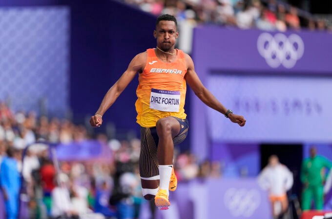 Jordan Díaz, en pleno vuelo para meterse en la final de triple salto