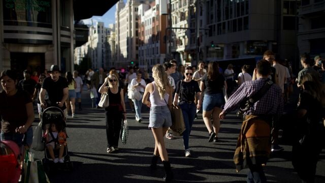 El centro de Madrid lleno de gente 