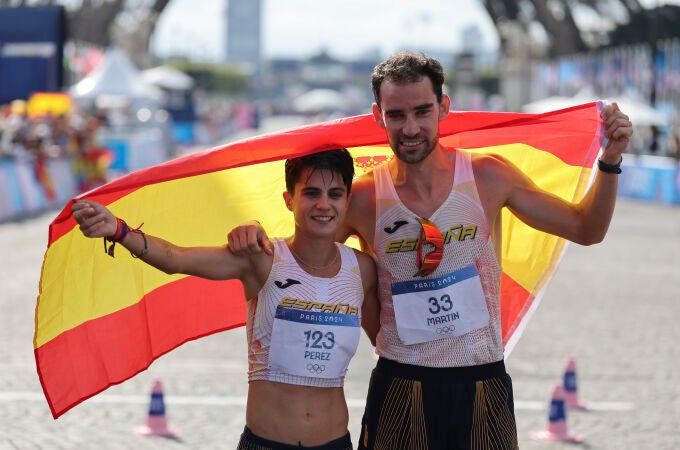 María Pérez y Álvaro Martín, campeones olímpicos de maratón mixto de marcha