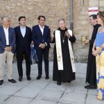 Suárez-Quiñones y María Pardo durante su visita a Peñaranda de Duero, donde un sacerdote bendice las nuevas viviendas rehabilitadas del Programa Rehabitare