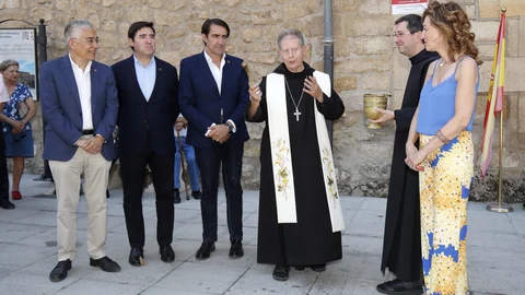 Suárez-Quiñones y María Pardo durante su visita a Peñaranda de Duero, donde un sacerdote bendice las nuevas viviendas rehabilitadas del Programa Rehabitare