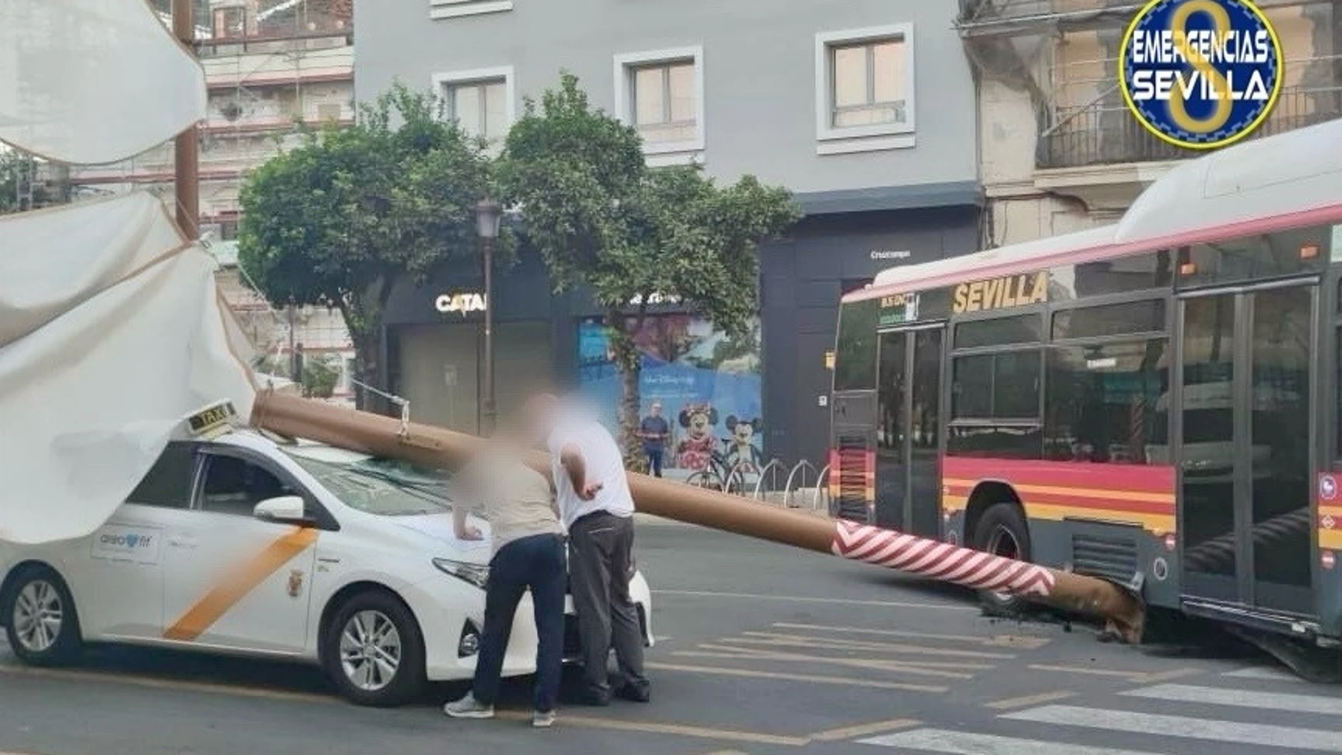 Autobús y taxi accidentados en Sevilla