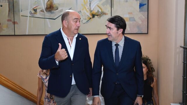 El consejero Suárez-Quiñones conversa con Miguel Ángel de Vicente, antes de rubricar el acuerdo