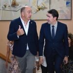 El consejero Suárez-Quiñones conversa con Miguel Ángel de Vicente, antes de rubricar el acuerdo