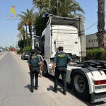 La Guardia Civil inspecciona una de las cabezas tractoras