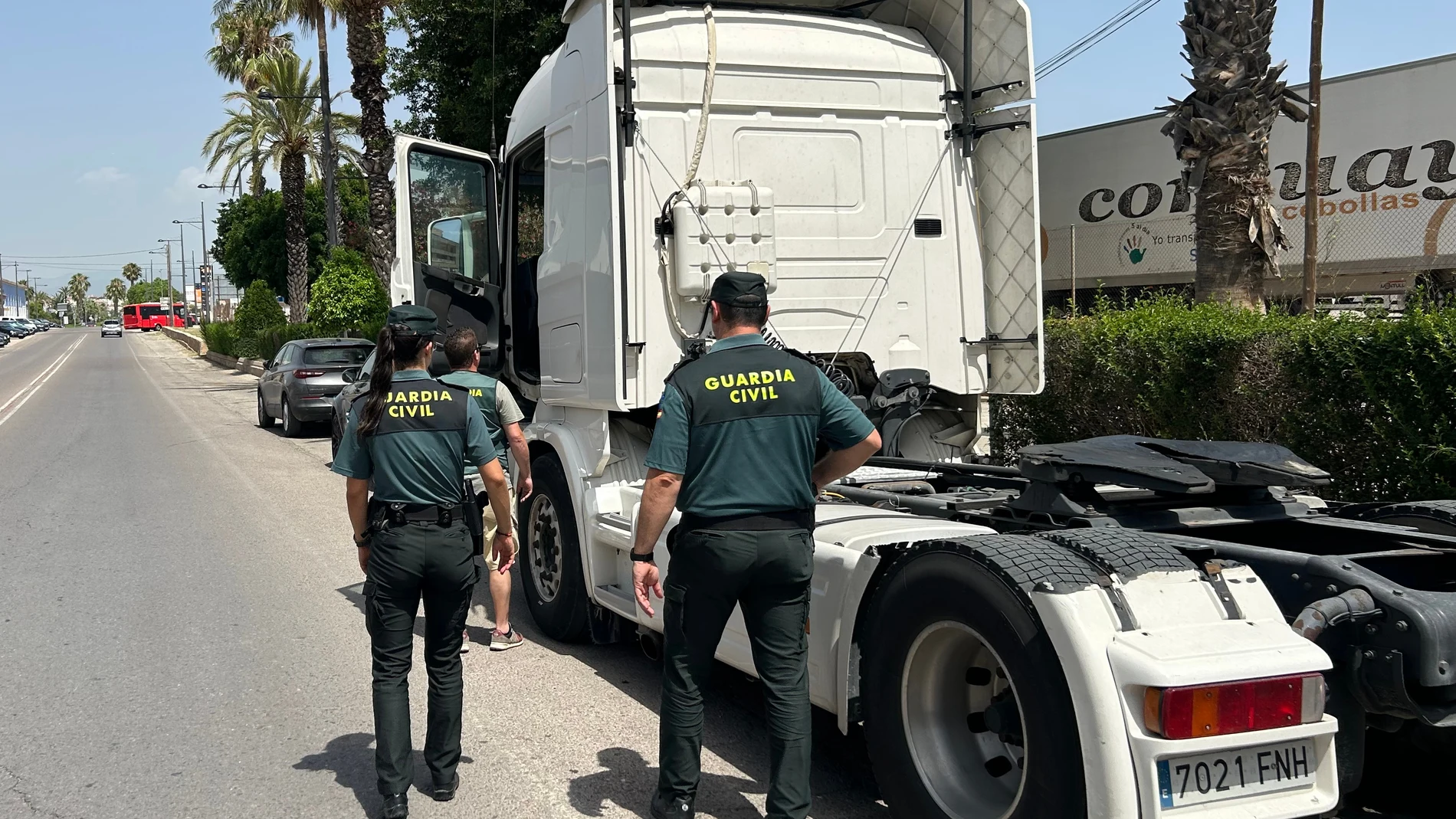 La Guardia Civil inspecciona una de las cabezas tractoras