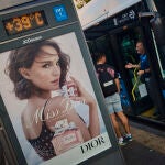 Turistas en plena ola de calor en agosto en la ciudad de Madrid. Terrazas en el centro de Madrid. Una nueva re