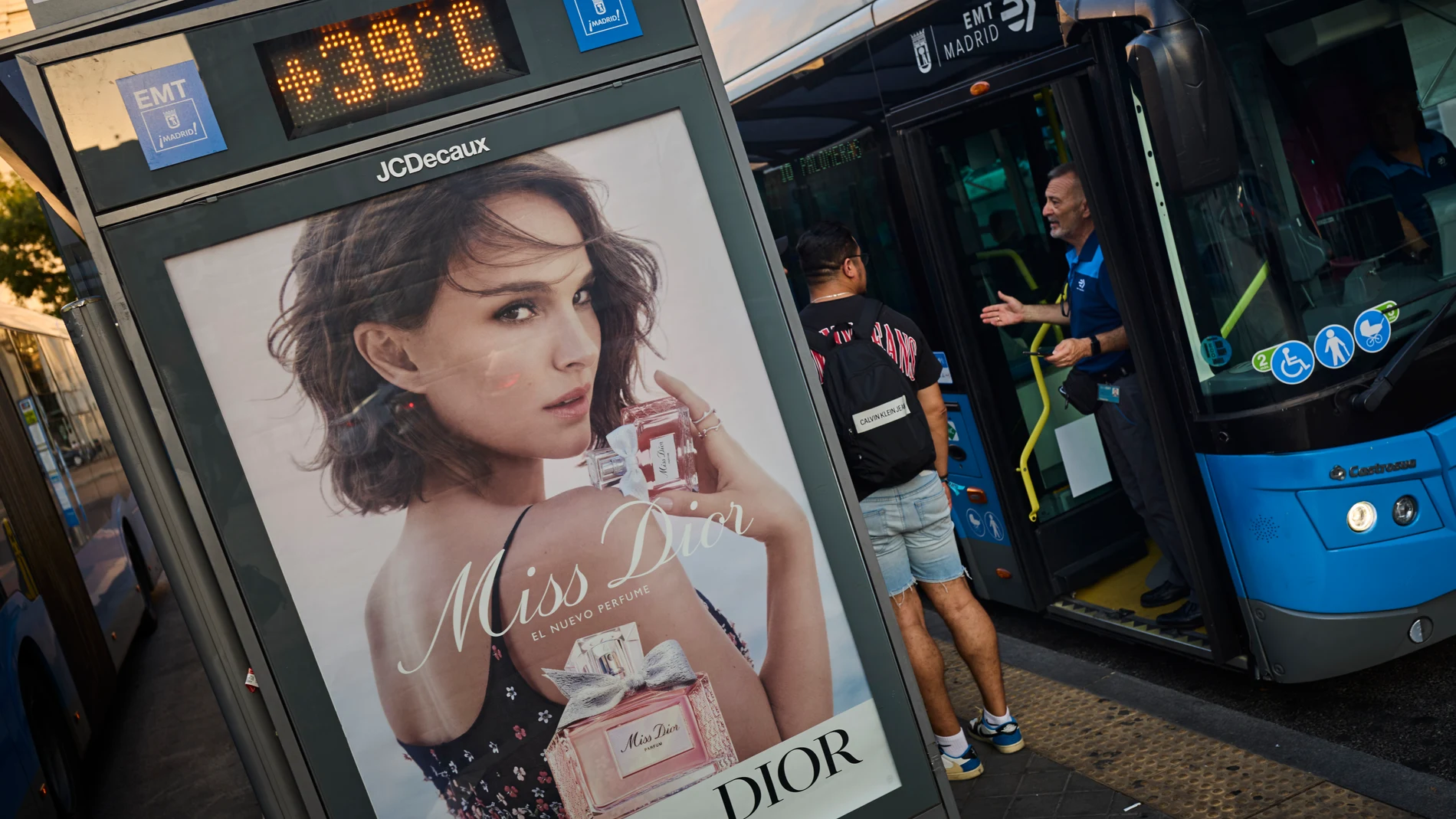 Turistas en plena ola de calor en agosto en la ciudad de Madrid. Terrazas en el centro de Madrid. Una nueva regulación de las terrazas va a controlar prohibiendo la publicidad de bebidas alcohólicas en toldos y terrazas de bares y restaurantes. © Alberto R. Roldán / Diario La Razón. 08 08 2024