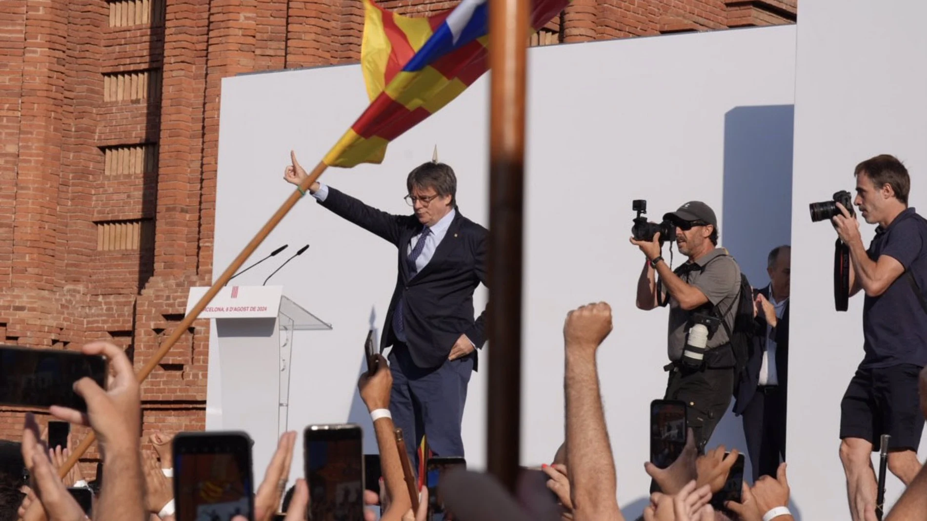 Puigdemont se vuelve a fugar de España ante la pasividad de los Mossos y del Gobierno de Sánchez