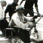 Franco en el yate Azor haciendo manifiestos esfuerzos por intentar pescar algo