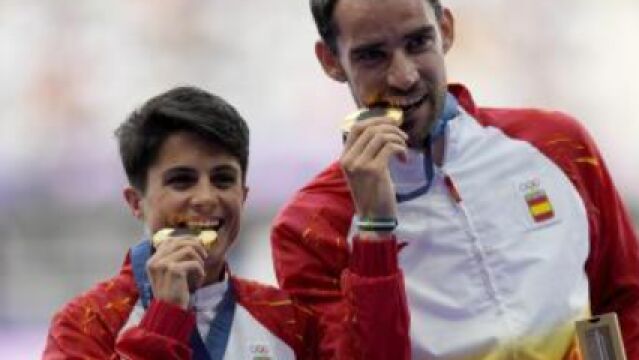 María Pérez y Álvaro Martín, tras colgarse el oro
