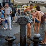 Turistas en plena ola de calor en agosto en la ciudad de Madrid. Terrazas en el centro de Madrid. Una nueva re