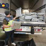 La organización utilizaba camiones para el transporte de mercancía legal donde ocultaban las sustancias estupefacientes
