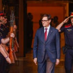 Illa logra ser investido president tras el insólito regreso y una nueva fuga de Puigdemont