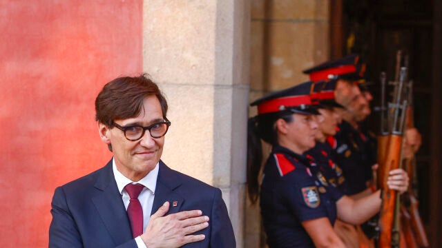 Illa logra ser investido president tras el insólito regreso y una nueva fuga de Puigdemont
