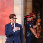 Illa logra ser investido president tras el insólito regreso y una nueva fuga de Puigdemont