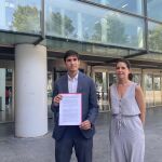 El portavoz Borja Sanjuán y la edil, María Pérez, tras presentar la denuncia