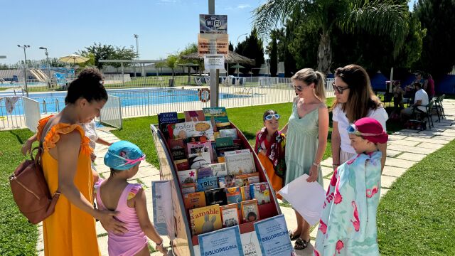 El servicio de ‘Bibliopiscina’ seguirá en marcha durante el mes de agosto