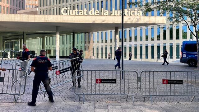 Dispositivo policial en la Ciutat de la Justícia en Barcelona ante la posible detención de Puigdemont 