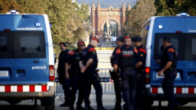 Illa llega a un Parlament blindado por los Mossos a la espera de la vuelta de Puigdemont