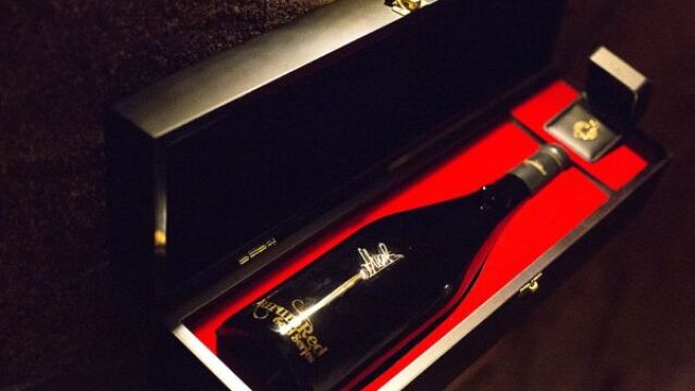 Una botella de vino 'AurumRed Gold'