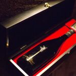 Una botella de vino 'AurumRed Gold'