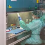 Fotografía que muestra a dos mujeres mientras trabajan en un laboratorio.