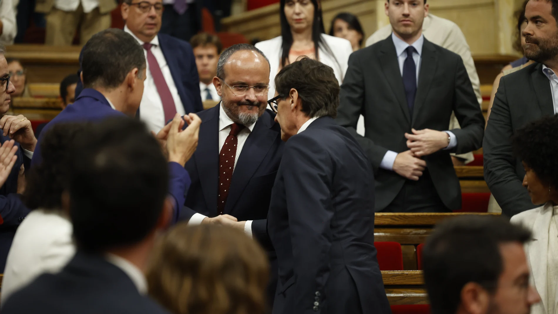 El nuevo president de la Generalitat de Cataluña, Salvador Illa (c), es felicitado por el el líder del PP de Catalunya, Alejandro Fernández (2i), tras el pleno del debate de investidura, en el Parlament de Cataluña, a 8 de agosto de 2024, en Barcelona, Catalunya (España). Un dispositivo policial blinda el Parlament de Catalunya por la previsible asistencia de Carles Puigdemont al pleno de investidura del nuevo presidente de la Generalitat de Cataluña. En las elecciones catalanas, el PSC obtuv...