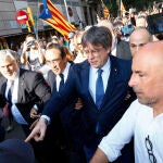 Puigdemont logra irrumpir en su acto de bienvenida junto al Parlament sin ser detenido
