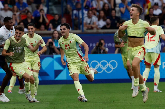 Sergio Camello celebra uno de sus dos goles en la prórroga