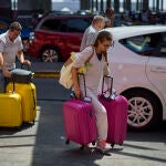 Ambiente de turistas y viajeros en la estación de Atocha - Almudena Grandes en Madrid. Hoy viernes en puertas 