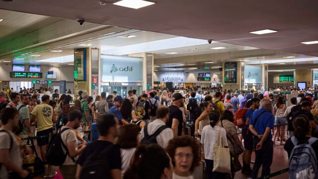 Ambiente de turistas y viajeros en la estación de Chamartín en Madrid. Hoy viernes en puertas al fin de semana