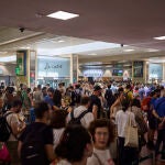 Ambiente de turistas y viajeros en la estación de Chamartín en Madrid. Hoy viernes en puertas al fin de semana