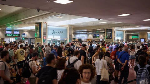 Ambiente de turistas y viajeros en la estación de Chamartín en Madrid. Hoy viernes en puertas al fin de semana