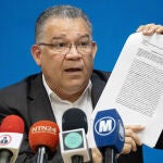 El excandidato opositor a la presidencia de Venezuela Enrique Márquez muestra un documento durante una rueda de prensa este viernes, en Caracas