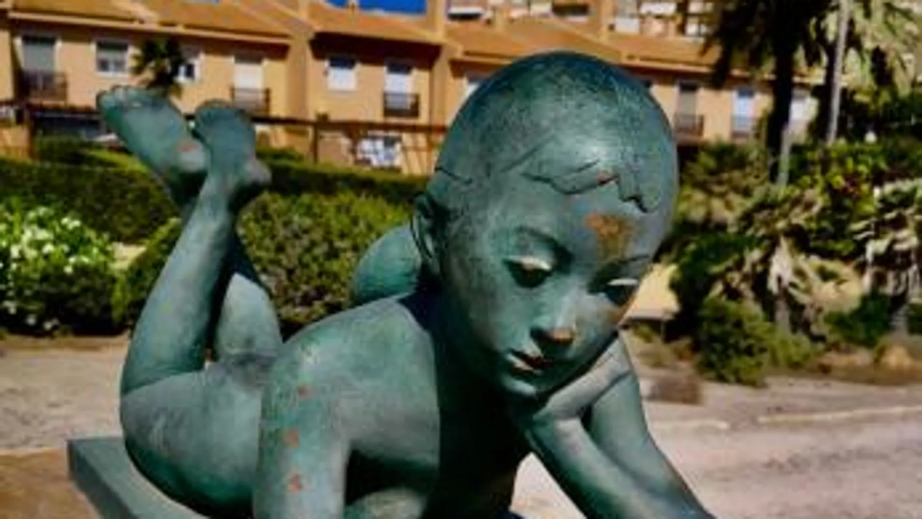 Destrozan de nuevo el murete del paseo marítimo y martillean una escultura en El Campello