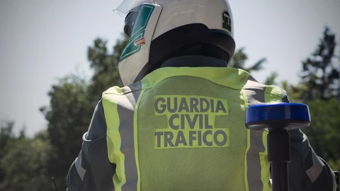 Un agente de la Guardia Civil de tráfico