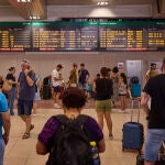 Ambiente de turistas y viajeros en la estación de Chamartín en Madrid. Hoy viernes en puertas al fin de semana