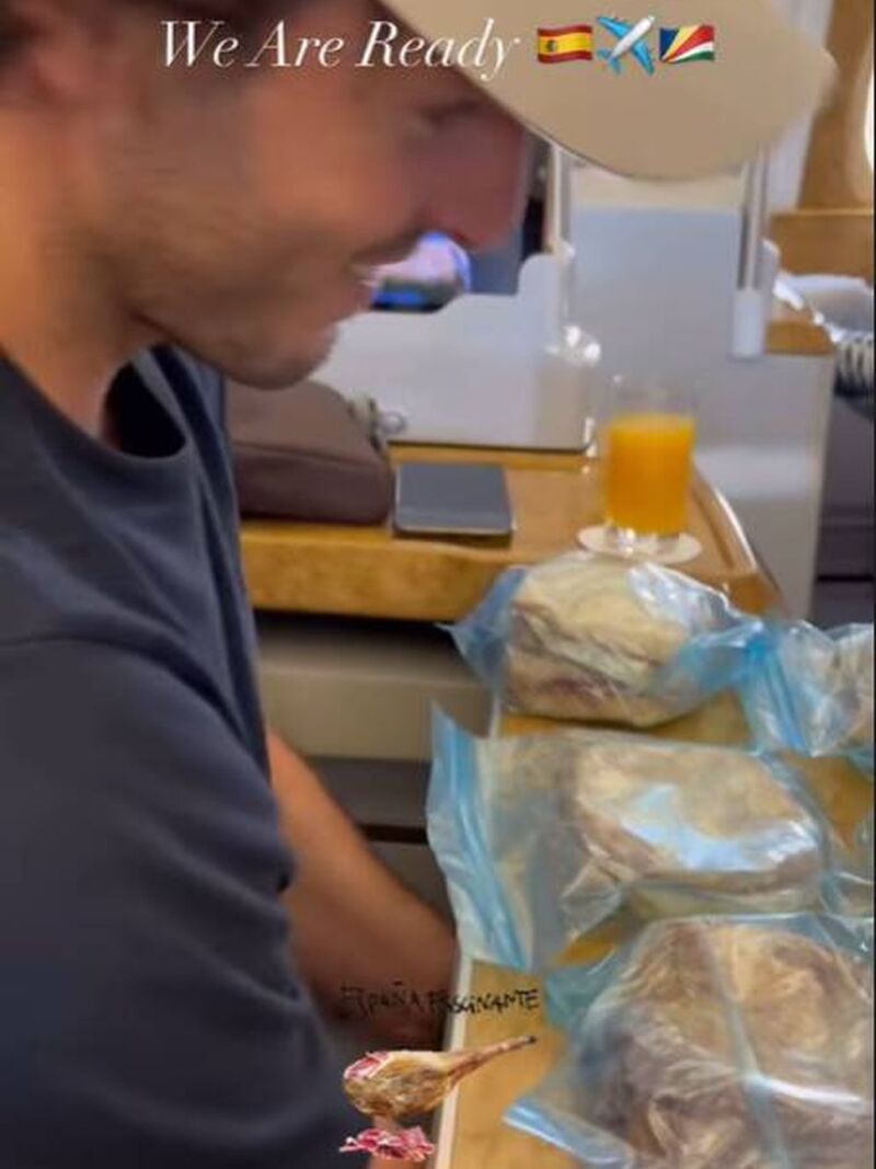 Íñigo Onieva mostrando sus ocho bocadillos de jamón