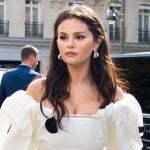 Tres productos fundamentales de Rare Beauty, la marca de Selena Gomez, para llevar en el bolso este verano